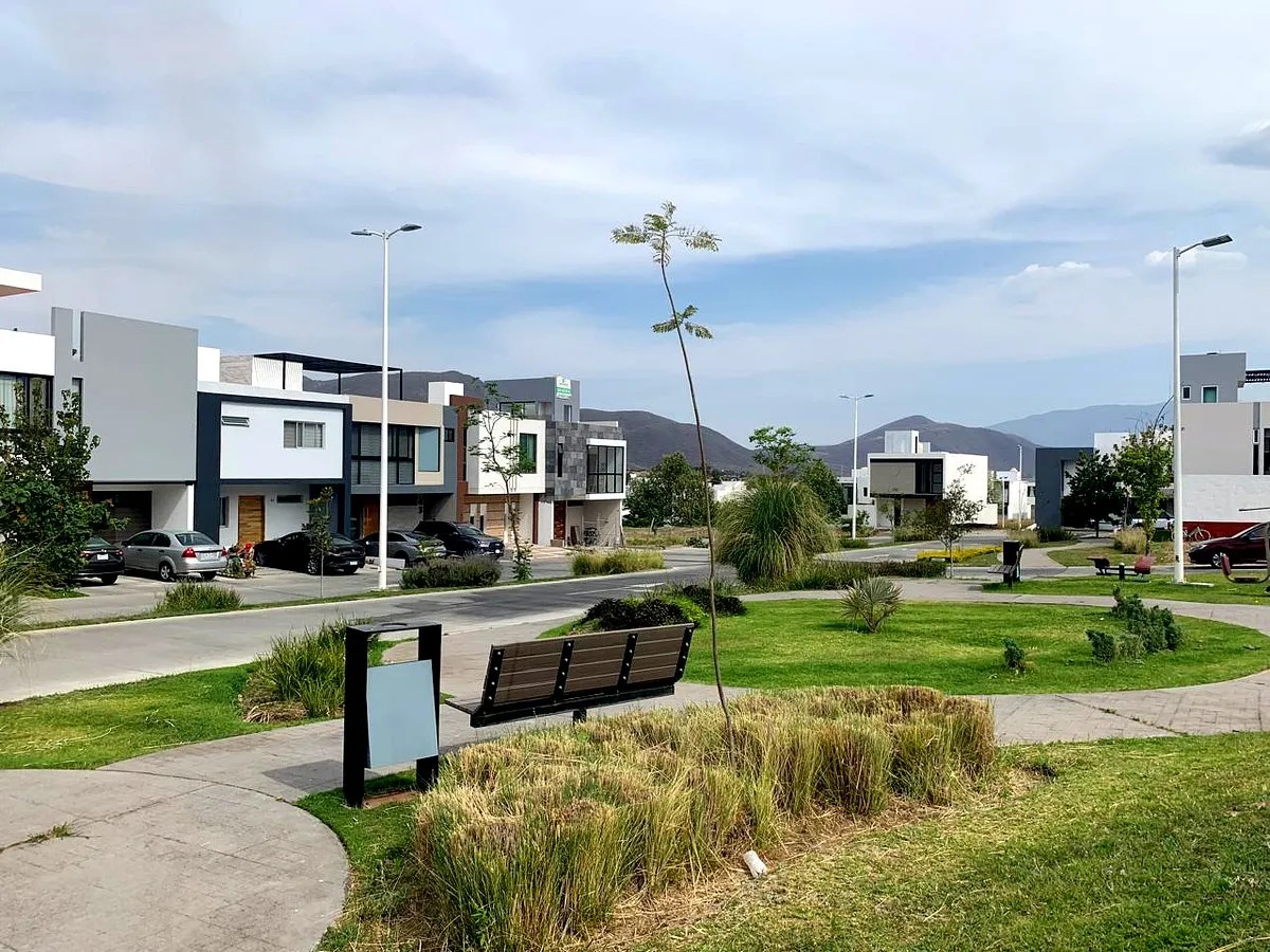 Entorno residencial con áreas verdes dentro de un condominio